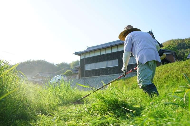 固めない防草土を利用した雑草対策を行っております